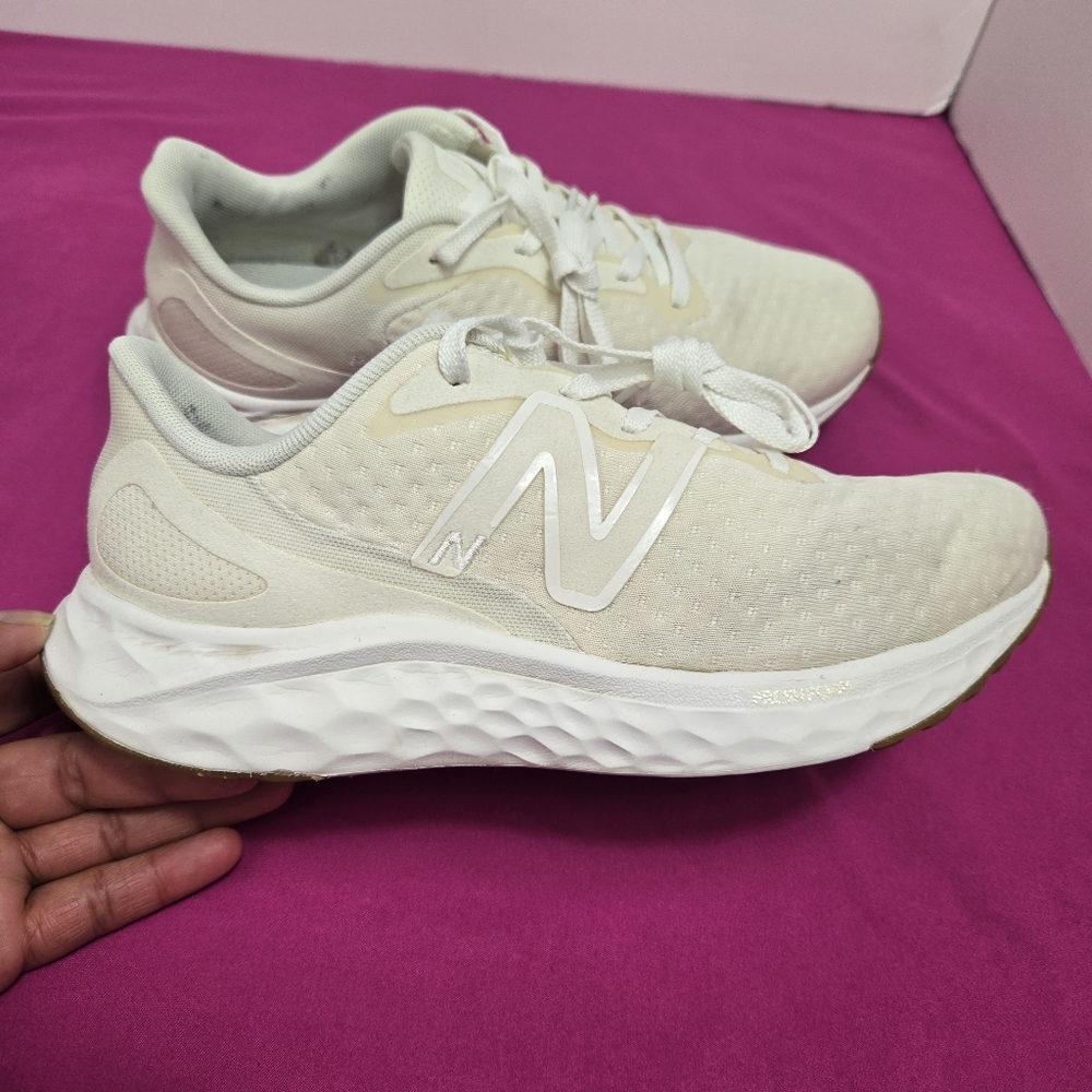 new balance fresh foam arishi v4 womens Sz 8.5  Men = 7 Summer Fog/ White Gym